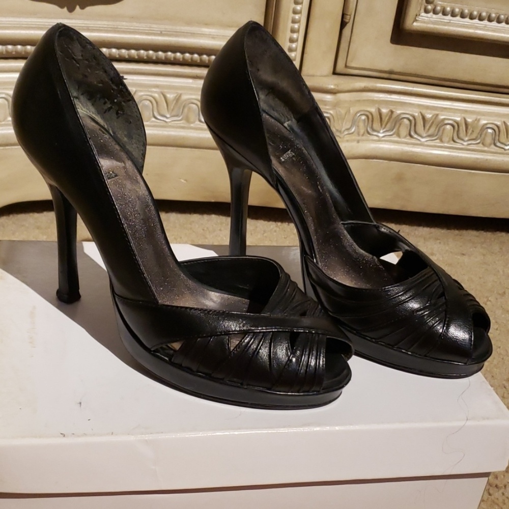 Peep toe pumps